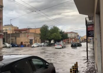 Liquami fognari e melma su strade e marciapiedi, polemiche dopo la pioggia a Selargius
