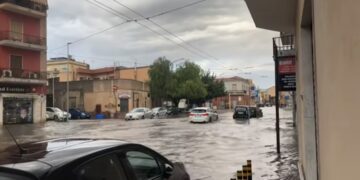 Liquami fognari e melma su strade e marciapiedi, polemiche dopo la pioggia a Selargius