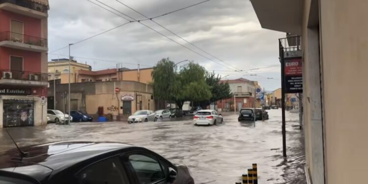 Liquami fognari e melma su strade e marciapiedi, polemiche dopo la pioggia a Selargius