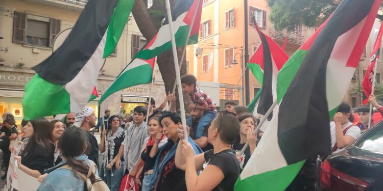 “Blocchiamo tutto”: a Cagliari diecimila in piazza per Gaza, città paralizzata