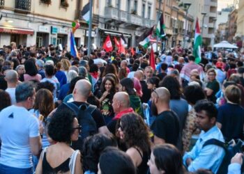 Cagliari ancora in piazza per Gaza: il corteo blocca via Roma ma gli automobilisti applaudono i manifestanti