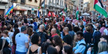 Cagliari ancora in piazza per Gaza: il corteo blocca via Roma ma gli automobilisti applaudono i manifestanti