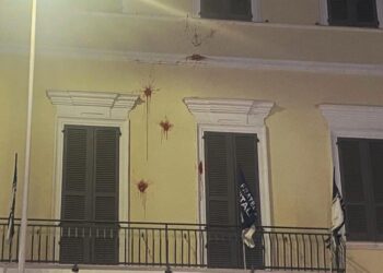 Cagliari, vernice rossa contro la sede di Fratelli d’Italia: “Il centrosinistra prenda le distanze”