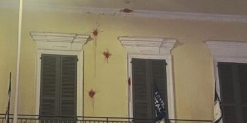 Cagliari, vernice rossa contro la sede di Fratelli d’Italia: “Il centrosinistra prenda le distanze”