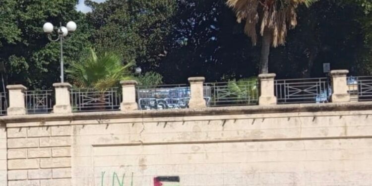 Cagliari, ancora bandiere palestinesi disegnate sui muri: “Zedda le faccia rimuovere”