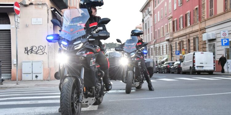 Botte, insulti e minacce all’anziana madre a Capoterra: 49enne disoccupata allontanata da casa