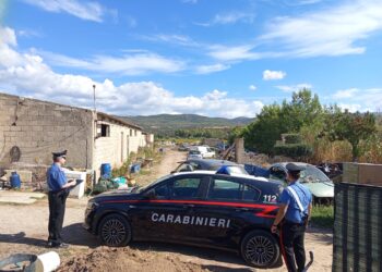 Discarica abusiva di auto a cielo aperto a Maracalagonis, denunciato un 48enne