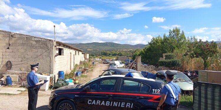 Discarica abusiva di auto a cielo aperto a Maracalagonis, denunciato un 48enne