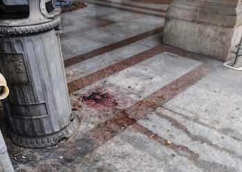 Cagliari, fra degrado e sporcizia in via Roma arriva la Tari: “La tassa sull’illusione della pulizia”