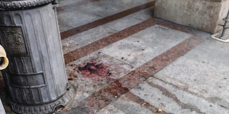 Cagliari, fra degrado e sporcizia in via Roma arriva la Tari: “La tassa sull’illusione della pulizia”