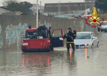 Paura a Porto Torres allagata, mamma e figlia bloccate in auto salvate dai pompieri