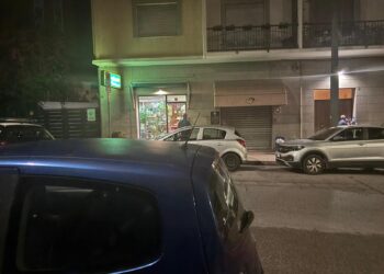 Cagliari, ladri in azione nella fioreria di via Piemonte: serranda divelta e vetrata distrutta