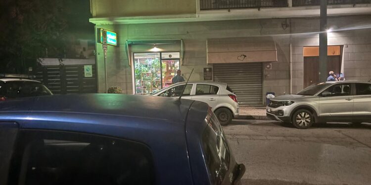 Cagliari, ladri in azione nella fioreria di via Piemonte: serranda divelta e vetrata distrutta