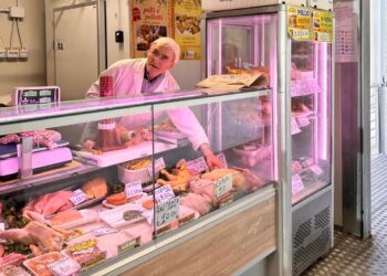 Cagliari, il maestrale caccia i clienti dal mercato di piazza Nazzari: “Impossibile lavorare così, servono protezioni”