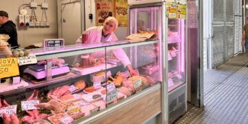 Cagliari, il maestrale caccia i clienti dal mercato di piazza Nazzari: “Impossibile lavorare così, servono protezioni”