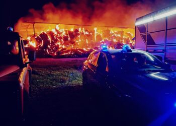 Sestu, inferno di fuoco nella notte: distrutto il deposito di fieno di un cagliaritano