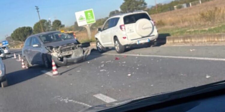 Cagliari, frontale sulla 554: padre e figlio 13enne in ospedale, traffico paralizzato