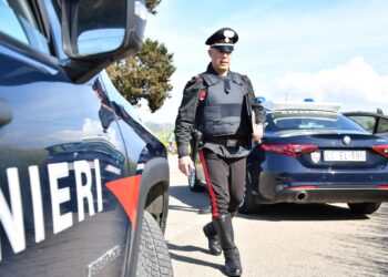 Carbonia, attraversa con una pistola davanti all’auto dei carabinieri