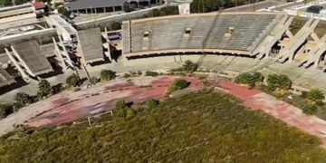 Cagliari, giungla Sant’Elia: il vecchio stadio mai demolito è una foresta urbana abbandonata al degrado