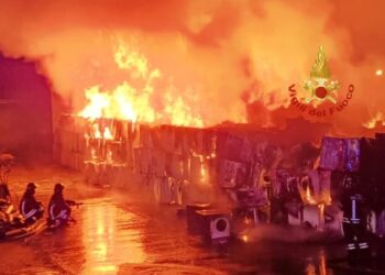 Inferno di fuoco a Macchiareddu, incendio spaventoso in un centro per il riciclo dei rifiuti