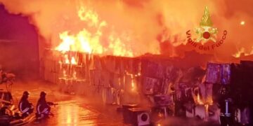 Inferno di fuoco a Macchiareddu, incendio spaventoso in un centro per il riciclo dei rifiuti