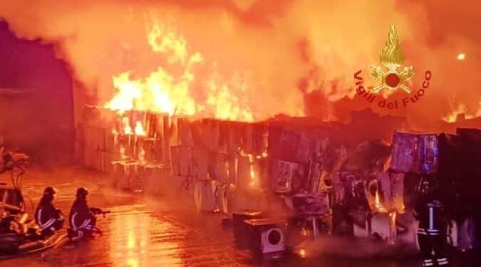 Inferno di fuoco a Macchiareddu, incendio spaventoso in un centro per il riciclo dei rifiuti