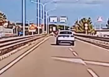 Cagliari, attraversa a piedi la strada nell’asse mediano sfiorando le auto con nonchalance: momenti di paura (VIDEO)