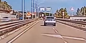 Cagliari, attraversa a piedi la strada nell’asse mediano sfiorando le auto con nonchalance: momenti di paura (VIDEO)