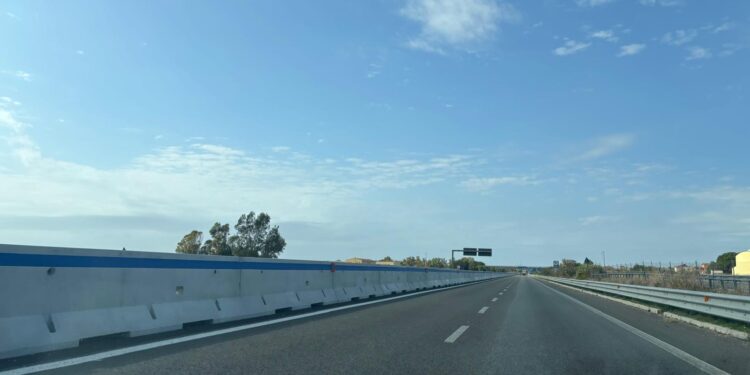 Serrenti, eccole le nuove super barriere spartitraffico dell’Anas sulla 131: sono costate cinque milioni