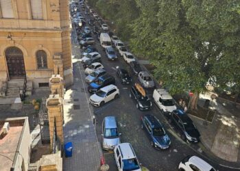 Cagliari, cambia il senso di marcia in via Crispi e la situazione del traffico peggiora: “Ennesimo autogol”