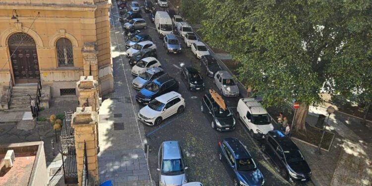 Cagliari, cambia il senso di marcia in via Crispi e la situazione del traffico peggiora: “Ennesimo autogol”