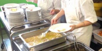 Sit-in delle lavoratrici Serenissima Ristorazione: a rischio 8 posti di lavoro nelle mense scolastiche di Villamassargia
