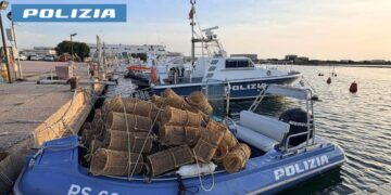 Pesca abusiva di polpi, la polizia sequestra 70 nasse armate con esca ad Arborea