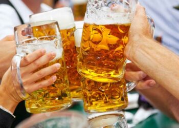 Cagliari, blitz dei Nas all’Oktoberfest: sorpresi lavoratori in nero, sanzioni per oltre 10 mila euro