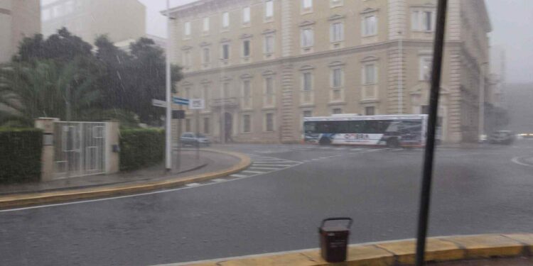 Cagliari, nuova bomba d’acqua con super grandinata: preallarme a Pirri e in tutto l’hinterland
