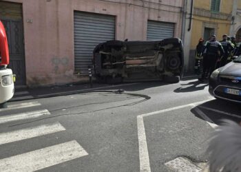 Pirri, auto si ribalta paurosamente in via Riva Villasanta: momenti di paura e traffico nel caos, un ferito al Brotzu