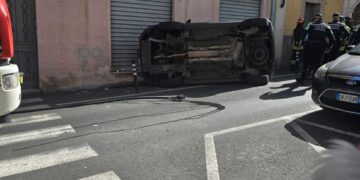Pirri, auto si ribalta paurosamente in via Riva Villasanta: momenti di paura e traffico nel caos, un ferito al Brotzu