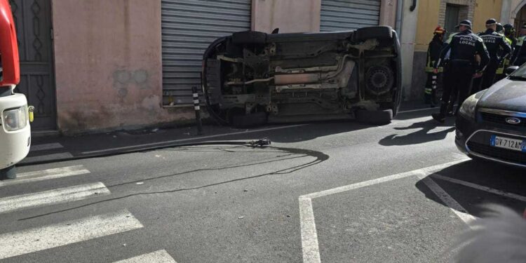 Pirri, auto si ribalta paurosamente in via Riva Villasanta: momenti di paura e traffico nel caos, un ferito al Brotzu