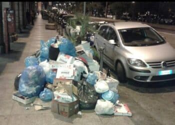 Cagliari, scontro aperto sui rifiuti: “La riduzione della Tari è solo di facciata: la paghiamo con i contributi della Regione”