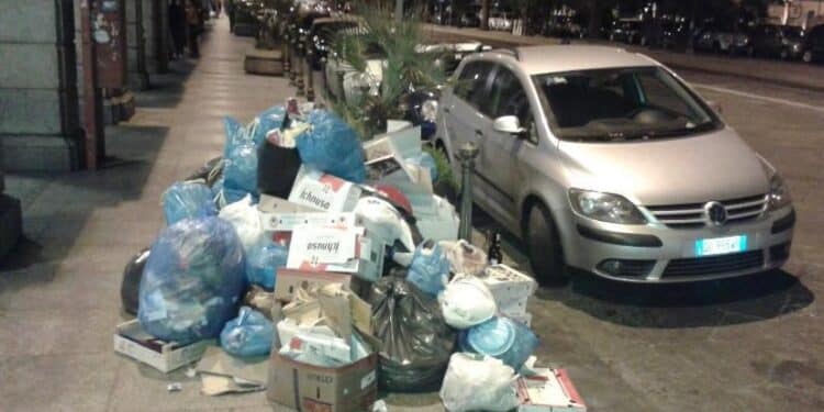 Cagliari, scontro aperto sui rifiuti: “La riduzione della Tari è solo di facciata: la paghiamo con i contributi della Regione”