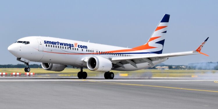 Elmas, ilarità sul volo Praga-Cagliari: “Ma gali enjoy holiday, deu deppu scetti andai a traballai..”