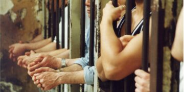 Sardegna discarica di detenuti, altri 120 dopo il crollo a Regina Coeli: “Silenzio complice della Regione”