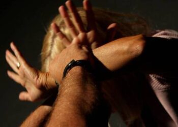 Cagliari, ragazze molestate sui bus: “Abbiamo paura con la gonna, si avvicinano e tentano di toccarci”