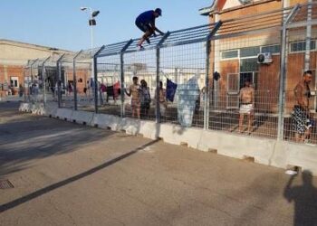 Ragazze molestate, sicurezza notturna a rischio: situazione esplosiva al Centro migranti a Monastir