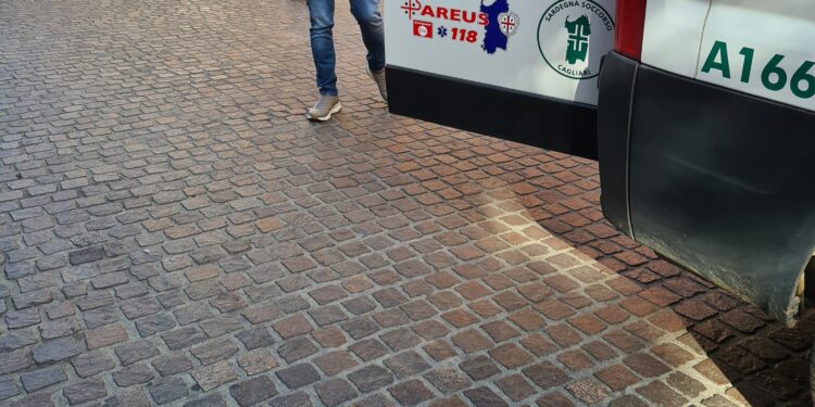 Cagliari, marciapiede trappola per i cittadini: anche oggi una caduta e l’arrivo dell’ambulanza