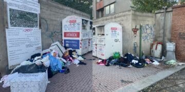 Cagliari, a Sant’Avendrace una discarica infinita tra gli abiti usati: “Degrado ben prima del covid”