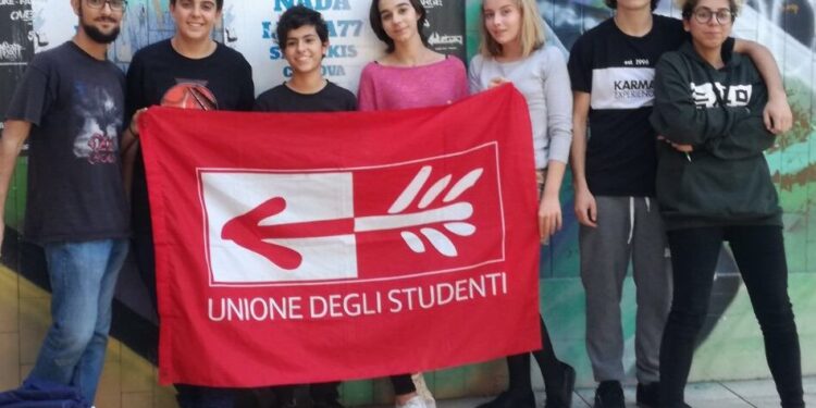 Cagliari, studenti in piazza: “Questo sistema scolastico non ci rappresenta”