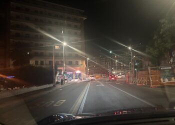 Cagliari, tragedia sfiorata in via Bacaredda: auto bianca contromano a zig zag sfiora lo scontro frontale