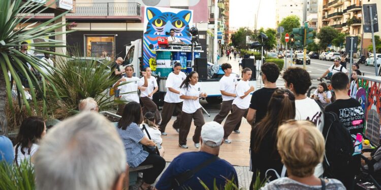 L’arte non va in letargo: la Via del Mare di Quartu si accende d’inverno tra Street Art Week, musica e solidarietà internazionale