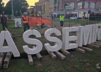 Assemini città della ceramica: il benvenuto nella rotatoria che si affaccia sulla ss 130 realizzato dagli artisti locali
